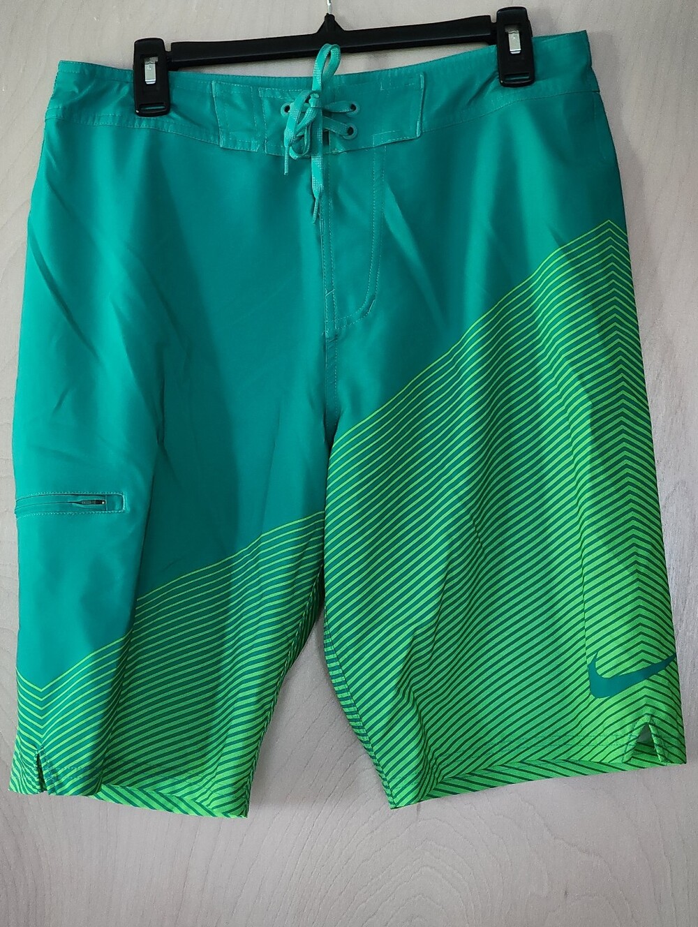 Nike Men’s Green and Lime Green Board Shorts Size M